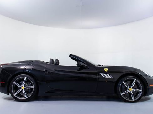 Used 2014 Ferrari California image 3