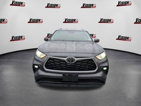 Used 2024 Toyota Highlander XLE AWD/4WD image 2