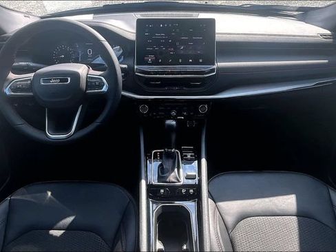 Used 2025 Jeep Compass Trailhawk w/ Trailhawk Convenience Group AWD/4WD image 13