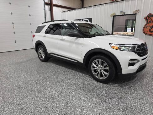 Used 2023 Ford Explorer XLT w/ Equipment Group 202A RWD image 4