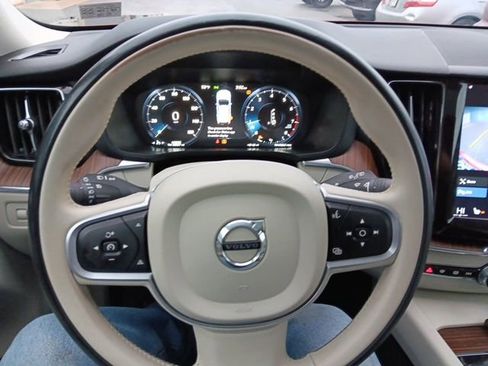 Used 2021 Volvo XC60 T5 Momentum image 30