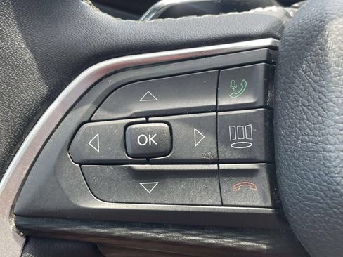 Used 2025 Jeep Grand Cherokee Altitude RWD image 22