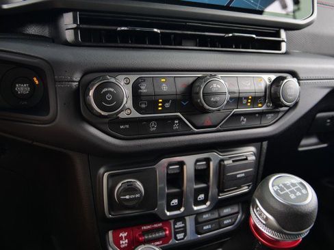 Used 2024 Jeep Wrangler Rubicon AWD/4WD image 21