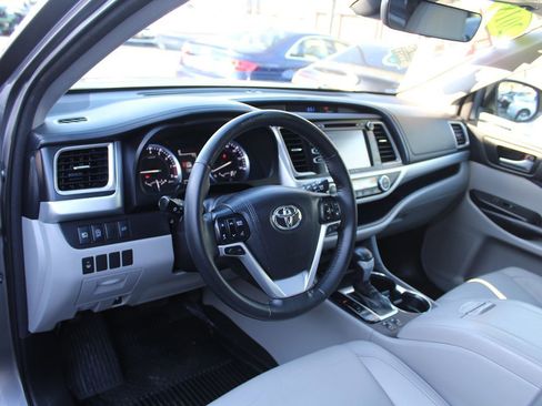 Used 2018 Toyota Highlander XLE image 18