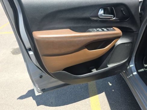 Used 2017 Chrysler Pacifica Limited FWD image 15
