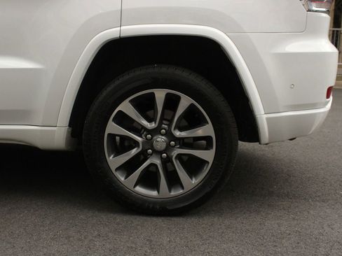 Used 2017 Jeep Grand Cherokee Overland w/ Jeep Active Safety Group AWD/4WD image 10