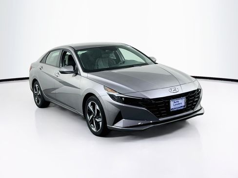 Used 2023 Hyundai Elantra SEL w/ Convenience Package FWD image 3