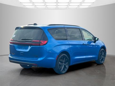 New 2026 Chrysler Pacifica Limited image 7