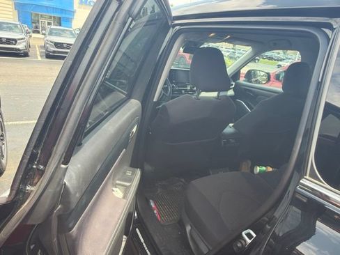 Used 2022 Toyota Highlander LE AWD/4WD image 6