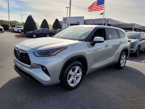 Certified 2024 Toyota Highlander LE image 3