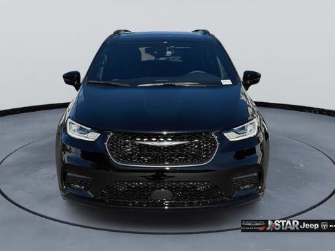 New 2026 Chrysler Pacifica Limited w/ Uconnect Theater Family Group image 2