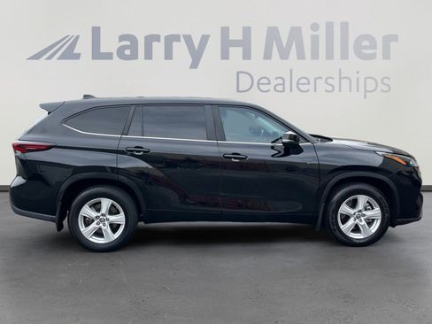 Used 2024 Toyota Highlander LE AWD/4WD image 6
