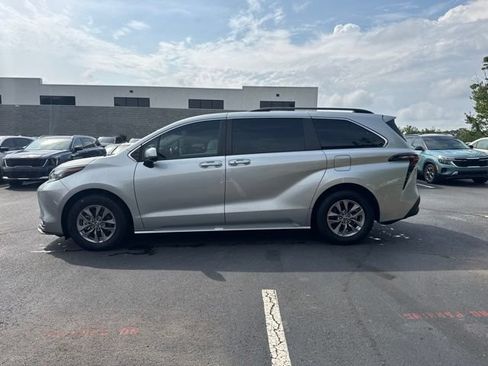 Used 2023 Toyota Sienna XLE FWD image 2