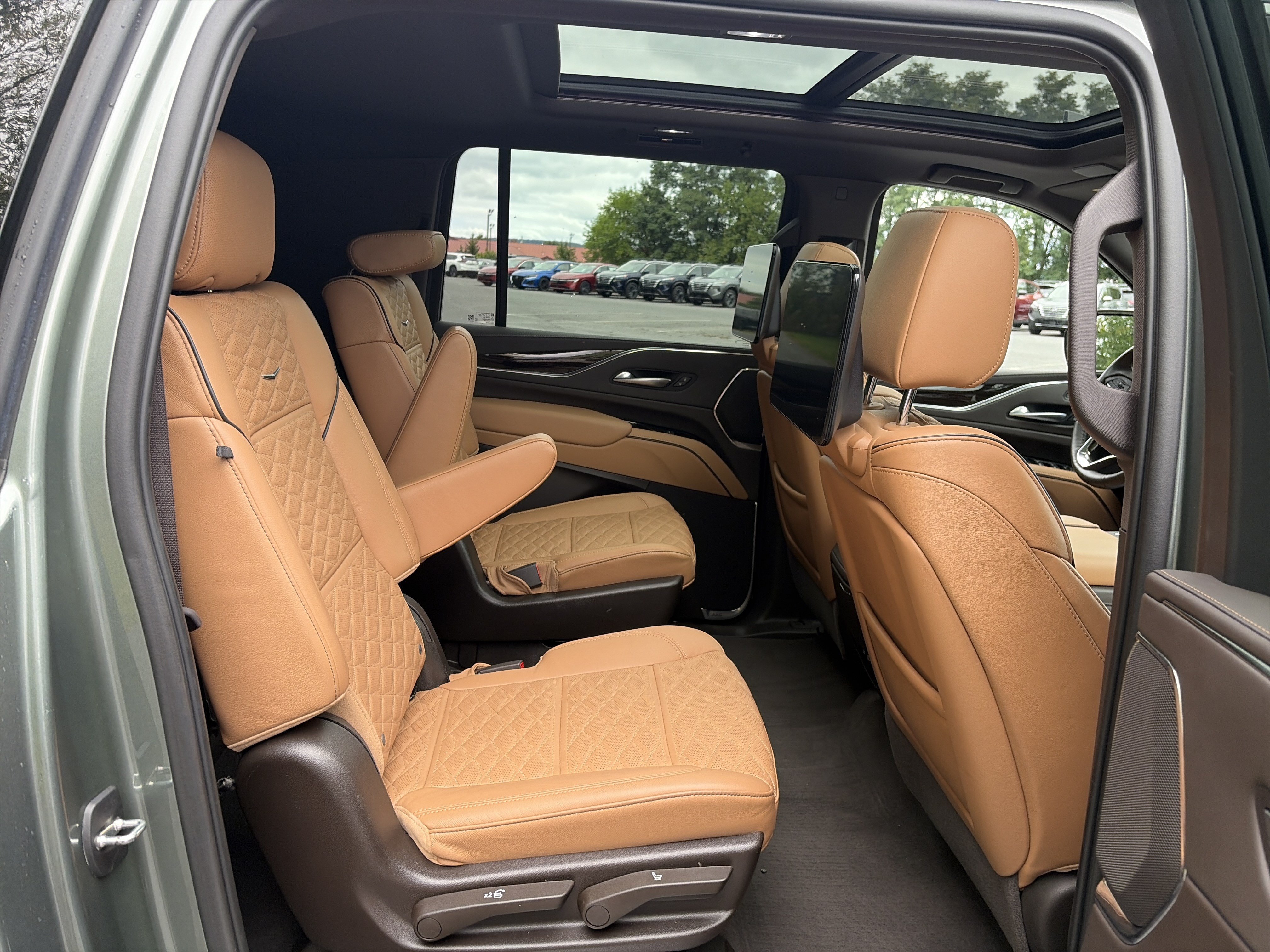 Used 2023 Cadillac Escalade ESV Premium Luxury w/ Performance Package AWD/4WD image 32