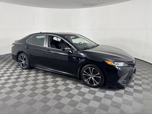 Used 2019 Toyota Camry SE image 2