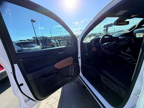 Used 2025 GMC Canyon AT4 image 11