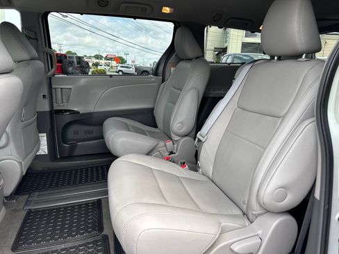 Used 2017 Toyota Sienna XLE w/ XLE Navigation Package FWD image 19