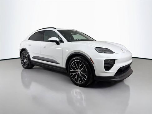Certified 2025 Porsche Macan Electric RWD image 9
