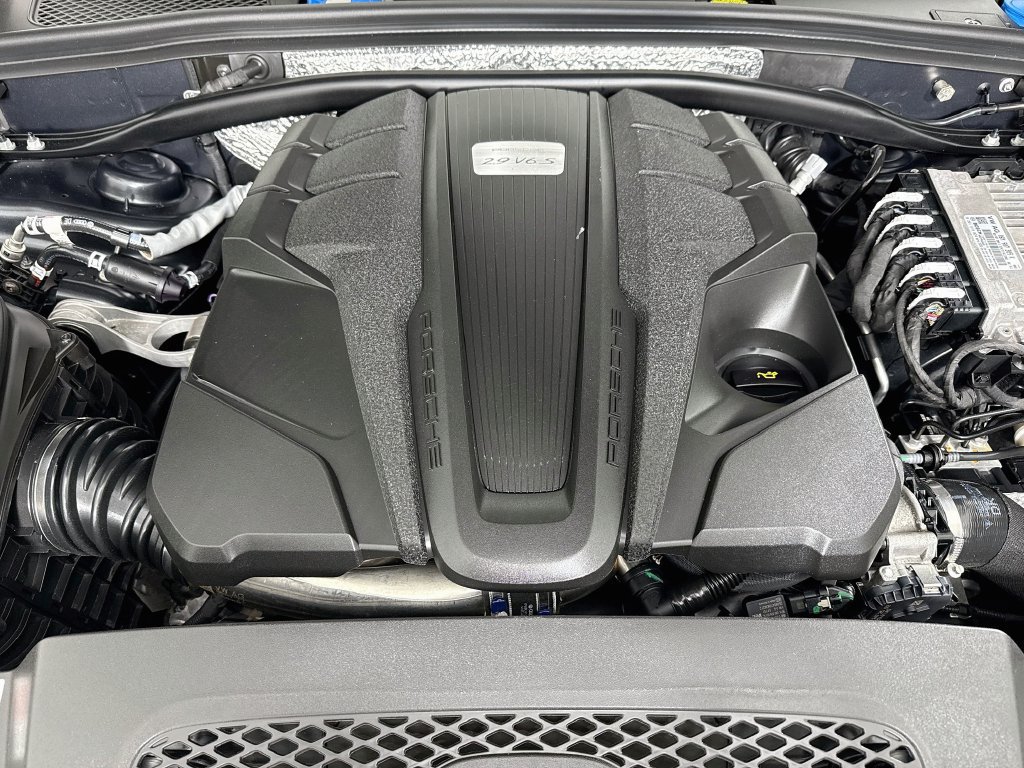Certified 2026 Porsche Macan S AWD/4WD image 32