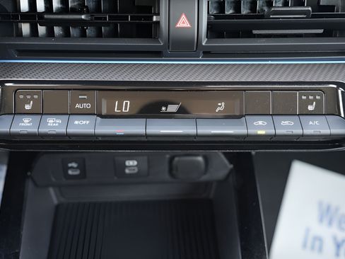 Used 2025 Toyota Prius XLE FWD image 33