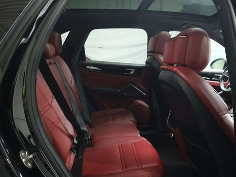 Used 2021 Porsche Cayenne S w/ Premium Package AWD/4WD image 13