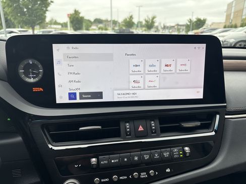 Used 2024 Lexus ES 300h w/ Accessory Package (Z2) FWD image 24