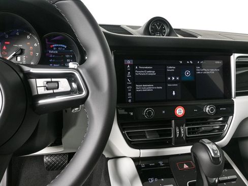 Certified 2025 Porsche Macan image 11