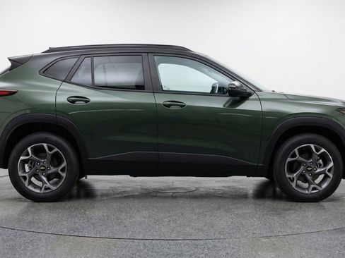 Used 2025 Chevrolet Trax LT w/ LT Convenience Package image 11