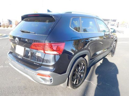 Used 2022 Volkswagen Taos SE w/ Panoramic Sunroof Package image 3