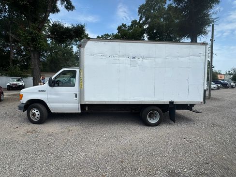 Used 2006 Ford E-350 and Econoline 350 Super Duty RWD image 2