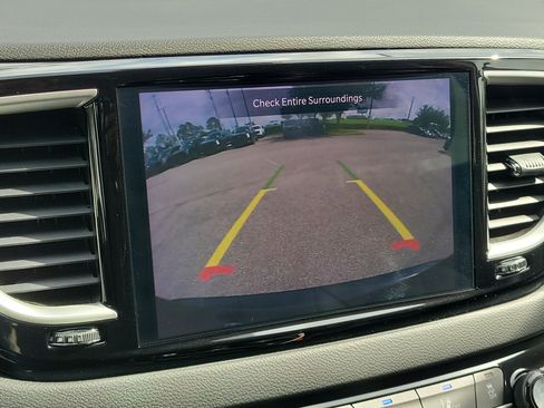 Used 2023 Chrysler Pacifica Touring-L FWD image 27