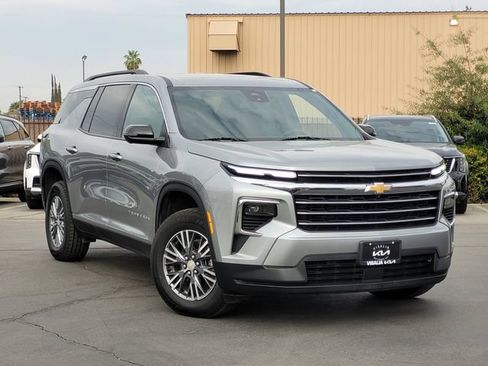 Used 2024 Chevrolet Traverse LT FWD image 2