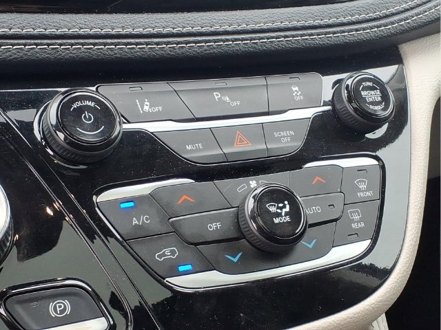 Used 2023 Chrysler Pacifica Limited FWD image 9