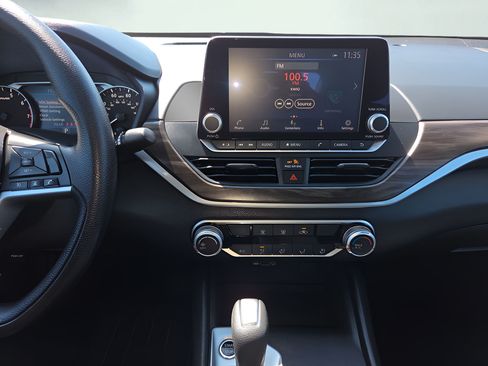 Used 2025 Nissan Altima 2.5 SV FWD image 14