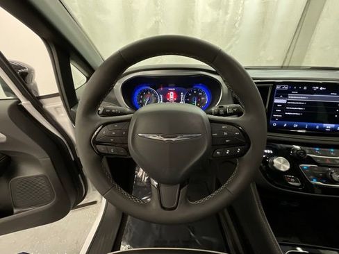 Used 2025 Chrysler Pacifica Limited FWD image 11