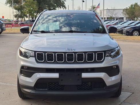 Used 2025 Jeep Compass Latitude w/ Convenience Group AWD/4WD image 4