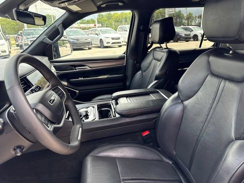 Used 2025 Jeep Wagoneer Series II w/ 8-Passenger Seating Package AWD/4WD image 38