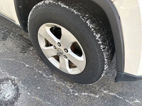 Used 2011 Jeep Grand Cherokee Laredo image 16