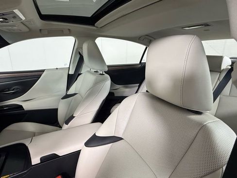 Certified 2025 Lexus ES 300h w/ Premium Package image 5