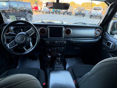 Used 2023 Jeep Gladiator Mojave w/ Cold Weather Group image 13