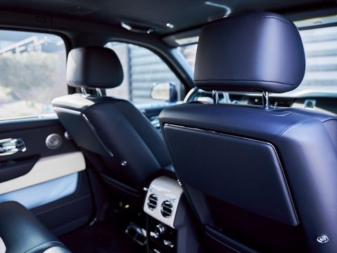 Used 2022 Rolls-Royce Cullinan w/ Cullinan Package image 46