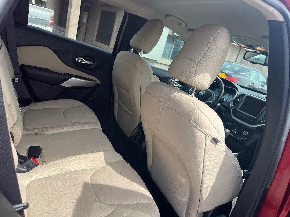 Used 2017 Jeep Cherokee Latitude w/ Comfort/Convenience Group FWD image 31