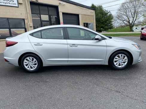 Used 2019 Hyundai Elantra SE image 2