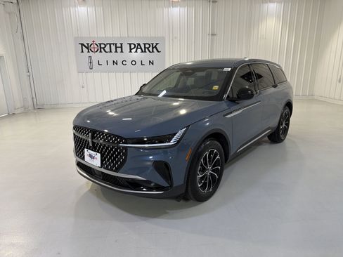 Used 2025 Lincoln Nautilus Premier AWD/4WD image 1