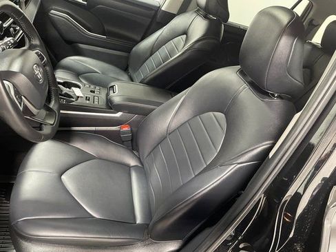 Used 2024 Toyota Highlander XLE AWD/4WD image 12