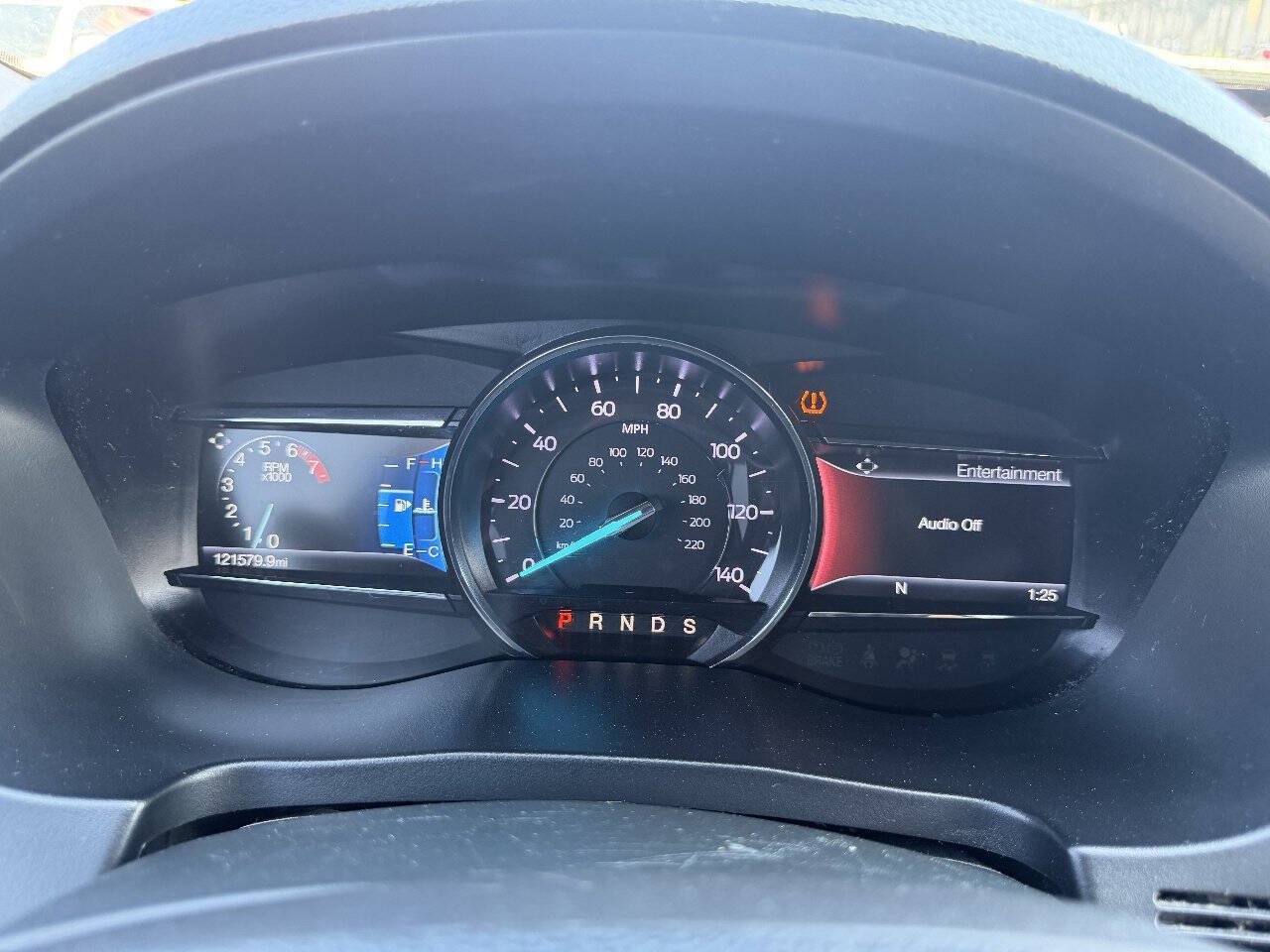 Used 2018 Ford Explorer XLT w/ Equipment Group 202A FWD image 12