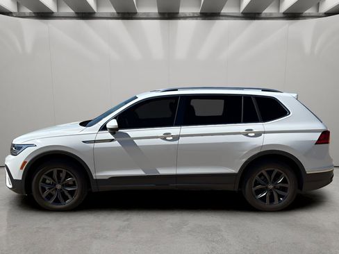 Used 2022 Volkswagen Tiguan SE w/ Panoramic Sunroof Package image 2