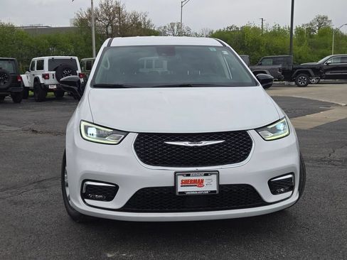 Used 2024 Chrysler Pacifica Touring-L AWD/4WD image 4
