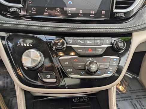 Used 2023 Chrysler Pacifica Limited image 16