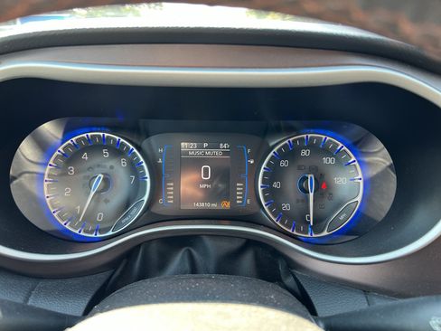 Used 2017 Chrysler Pacifica Touring-L FWD image 13
